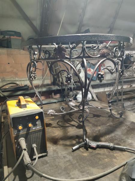 Стол из кованого металла, круглый,с художественной ковкой виноградная лоза — фото 3